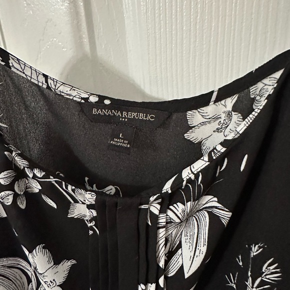 Banana republic ruffle front tank size large - Picture 3 of 4